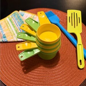 Vintage Tupperware Measuring Cup Set Yellow And Green  6 Piece Set